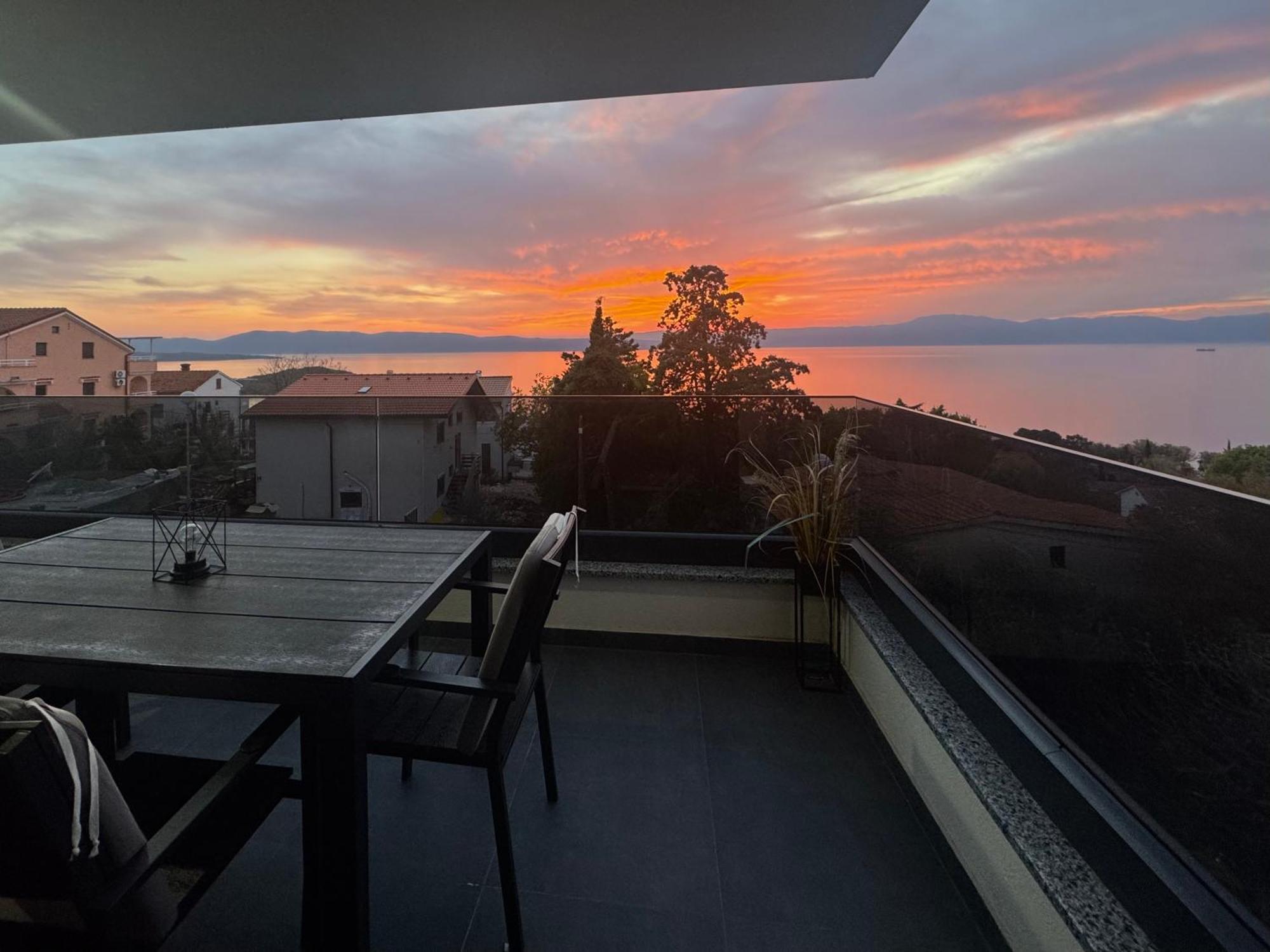 Golden Sunset 3 Apartment Njivice Bagian luar foto